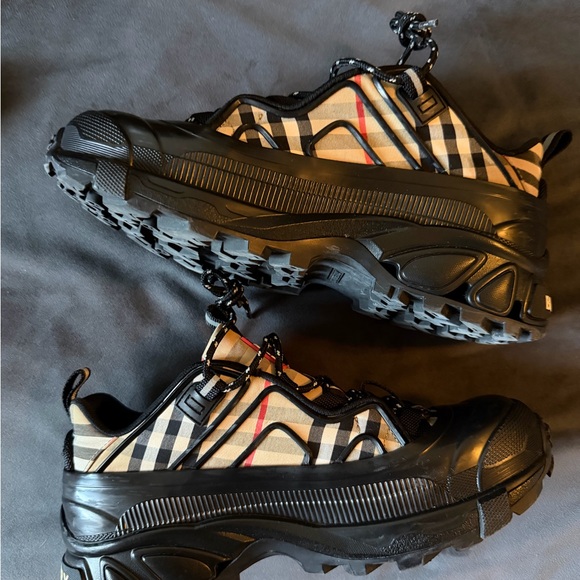 Burberry Arthur ‘Archive Beige Black’ Size 40EU/7MUS - Picture 2 of 10